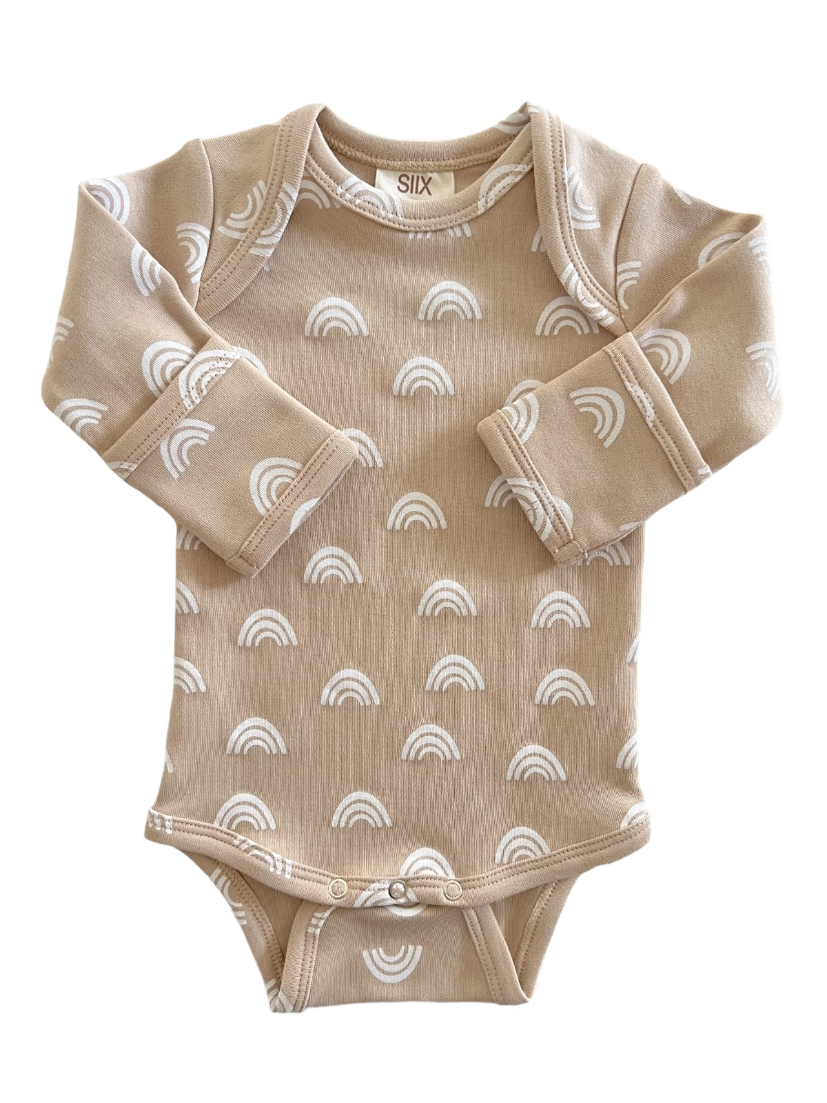 Beige baby onesie with white rainbow patterns and long sleeves. Perfect for everyday wear.