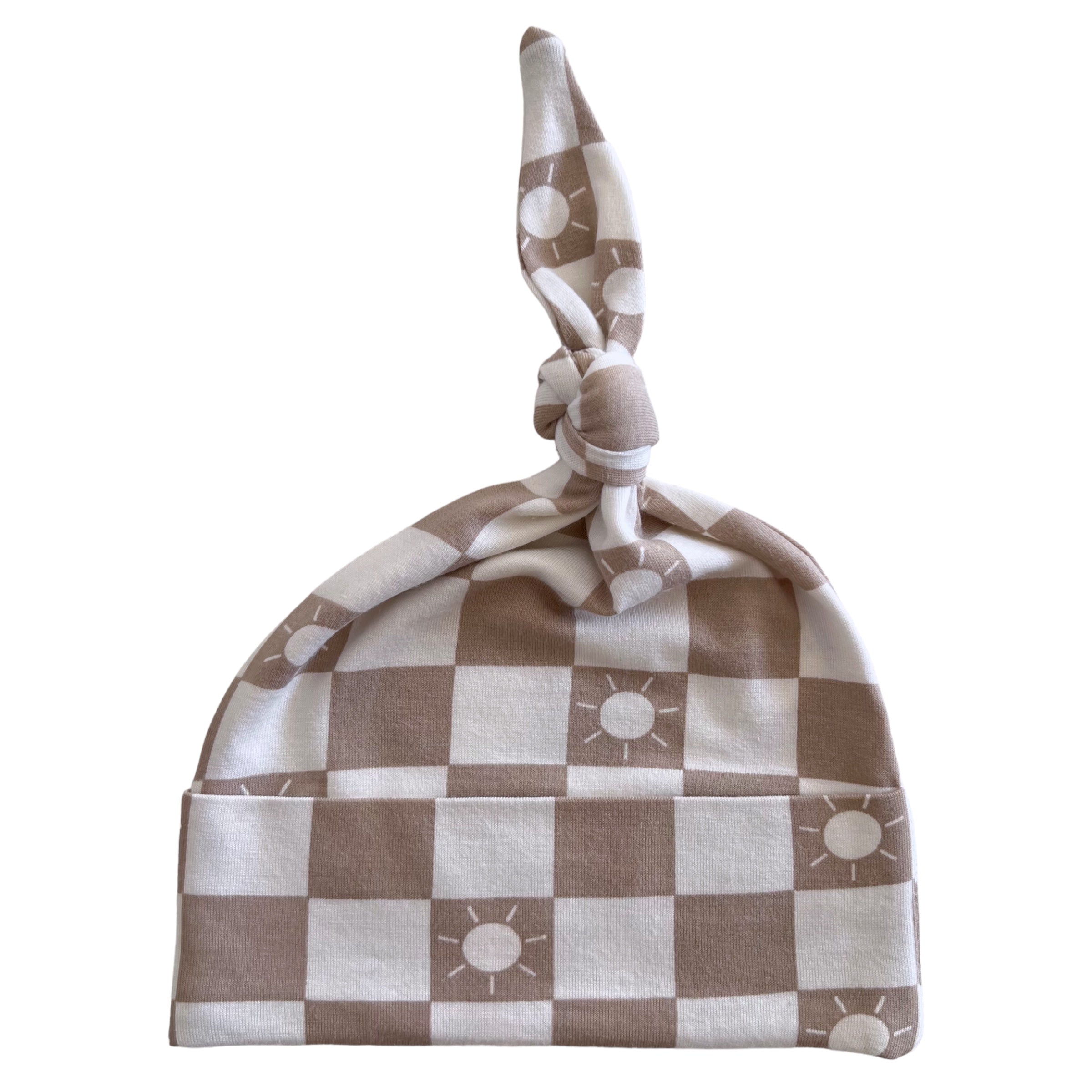 Knotted infant hat with a tan and white checkered pattern and sun designs. Ideal for babies.