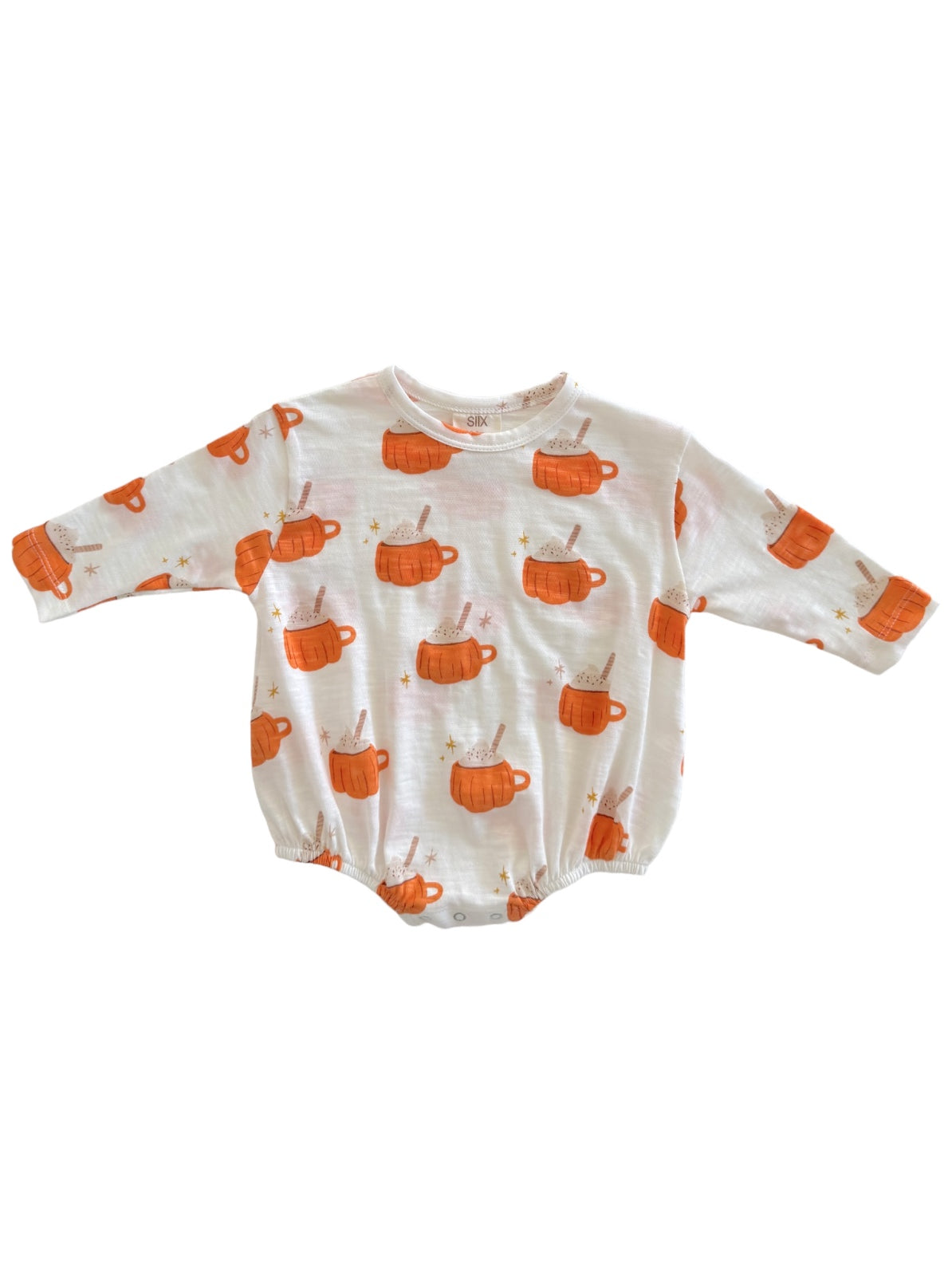 White baby onesie with orange mug patterns, featuring stars and wooden spoons. Ideal for children's apparel.