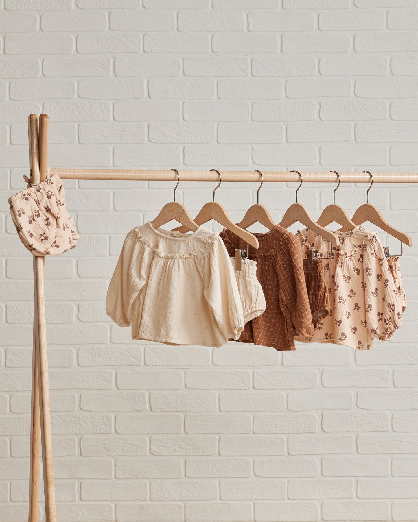 Organic Woven Ruffle Bonnet, Fig Flora