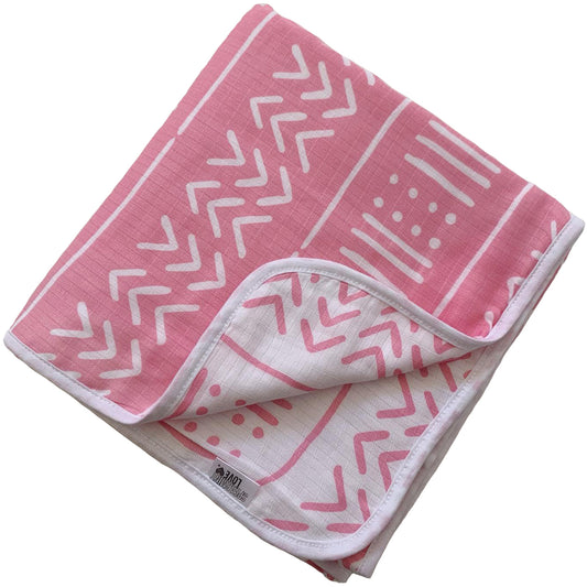 SpearmintLOVE’s baby Reversible Muslin Quilt, Pink/White Mudcloth