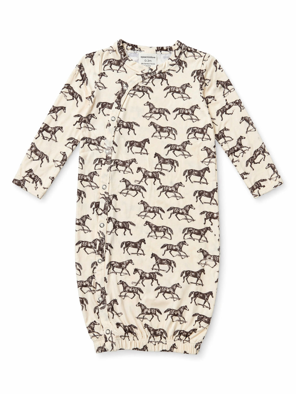 Cream-colored baby gown with a horse print and snap buttons along the side. Ideal for newborns up to 3 months.