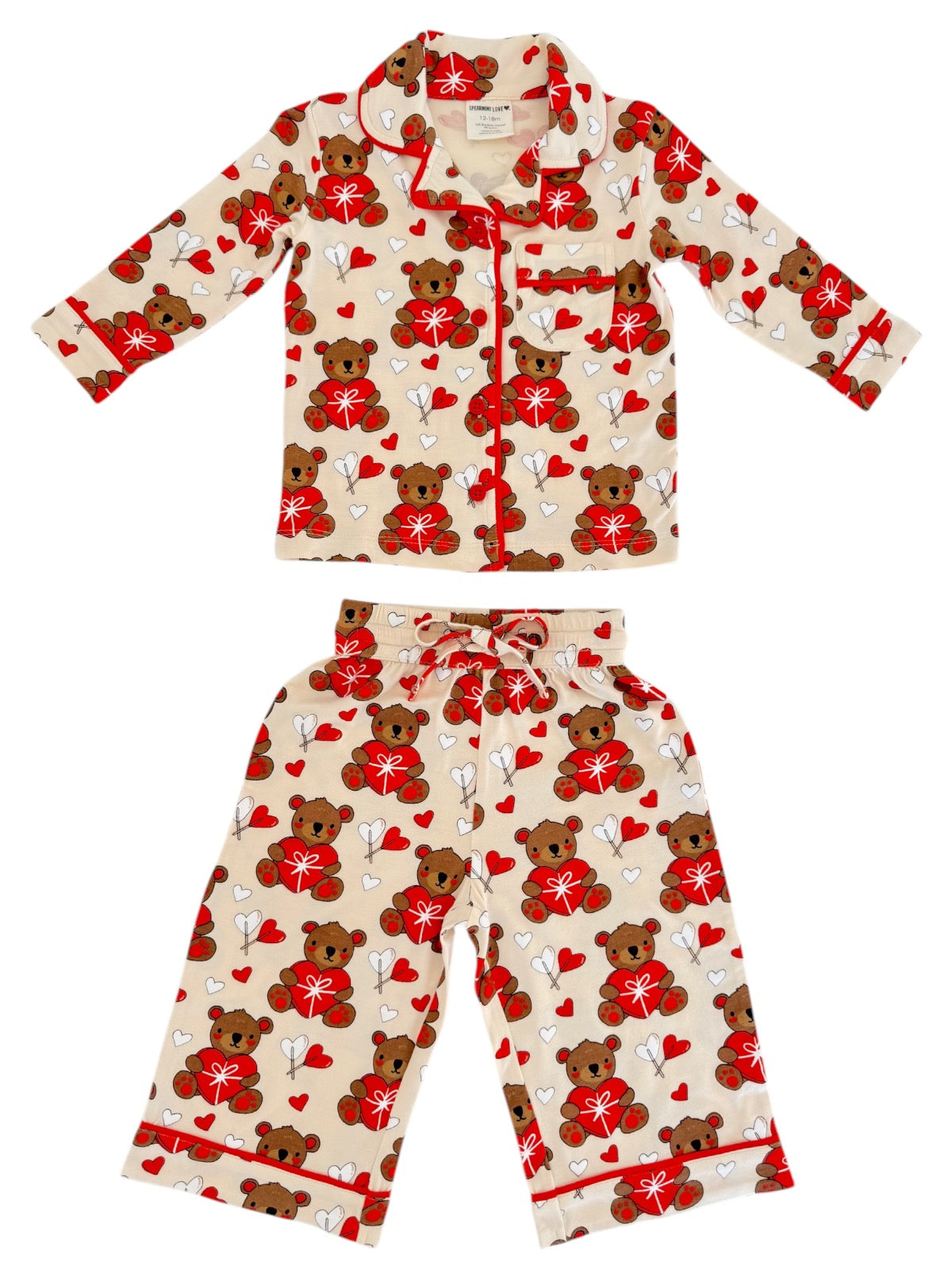 Kids' pajama set featuring teddy bears and hearts in red and beige tones. Cozy and festive for sleep time.
