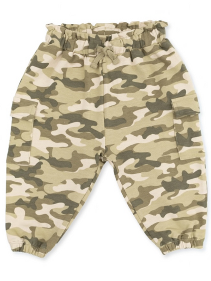 Casual camouflage pants with an elastic waistband and side pockets for comfort and style.