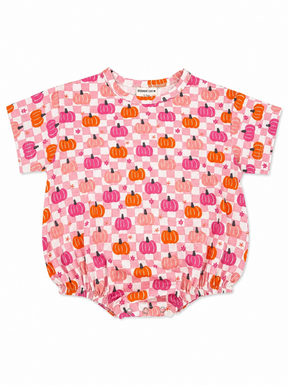 Short-sleeve pink shirt with colorful pumpkin print and gathered bottom, ideal for autumn wear.
