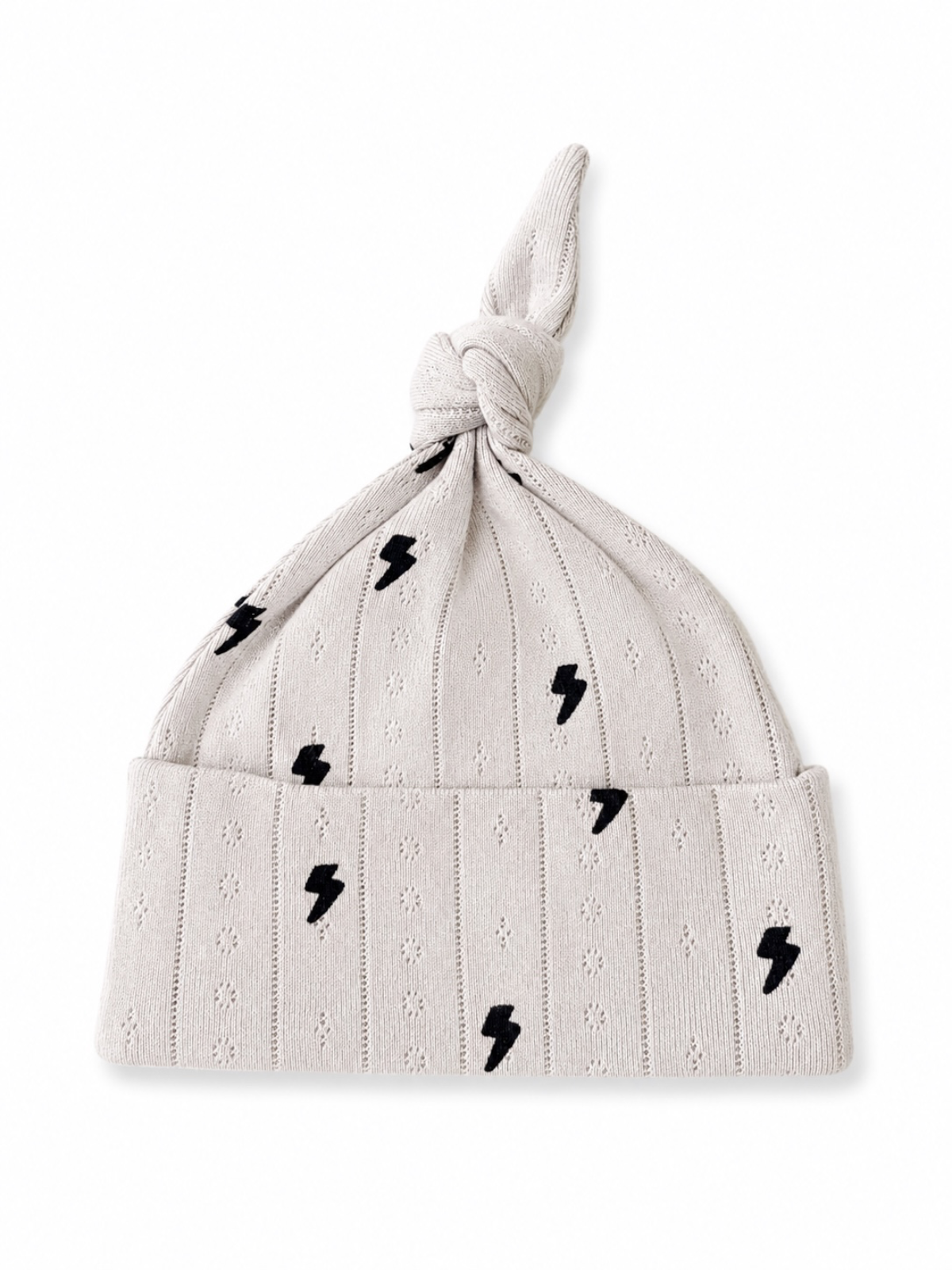 Knot-structured light gray baby hat with black lightning bolt patterns. Ideal for stylish infant wear.
