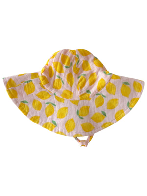 Pink sun hat with yellow lemon prints and green leaves, ideal for sun protection.