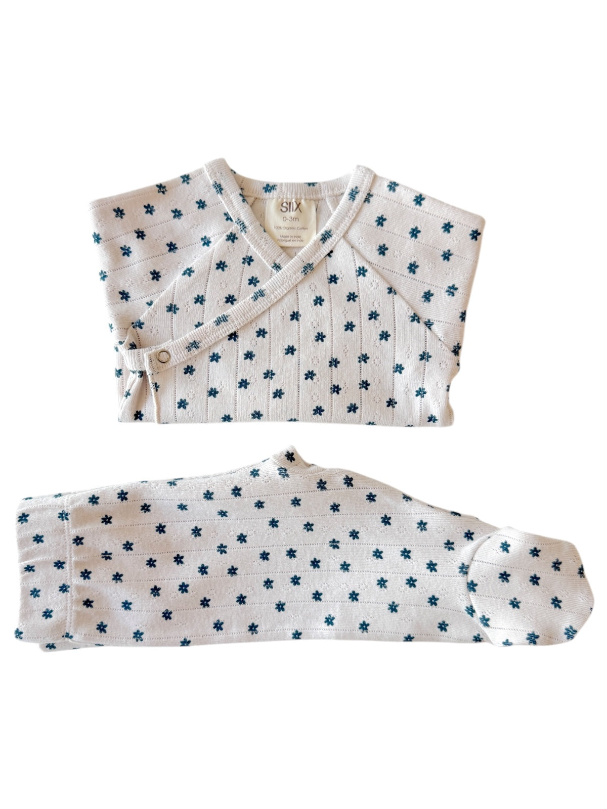 Baby wrap outfit in cream with blue flower pattern, featuring a top and footed pants. Ideal for newborns.