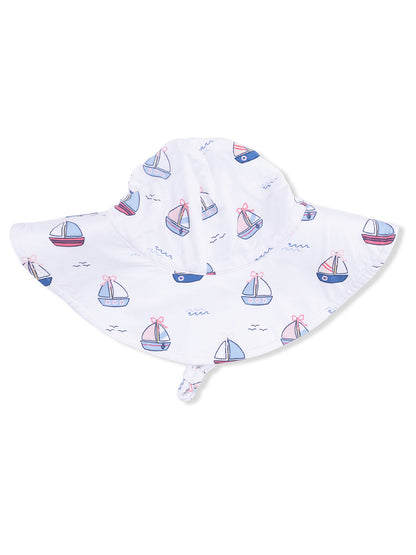 White sun hat adorned with colorful sailboat prints, perfect for sunny days and outdoor adventures.