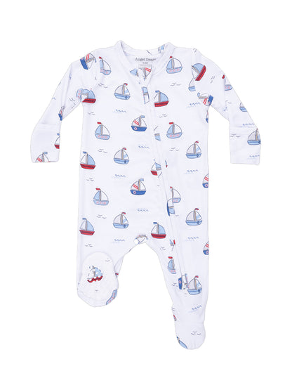 White baby onesie with boat patterns, featuring long sleeves and a zip closure. Perfect for comfortable playtime.