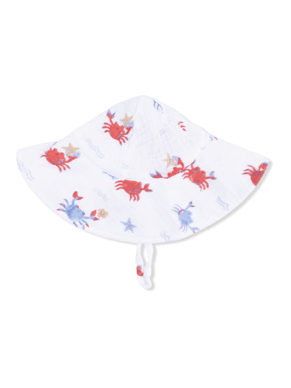 White sun hat with red and blue crab patterns, ideal for outdoor activities and sun protection.