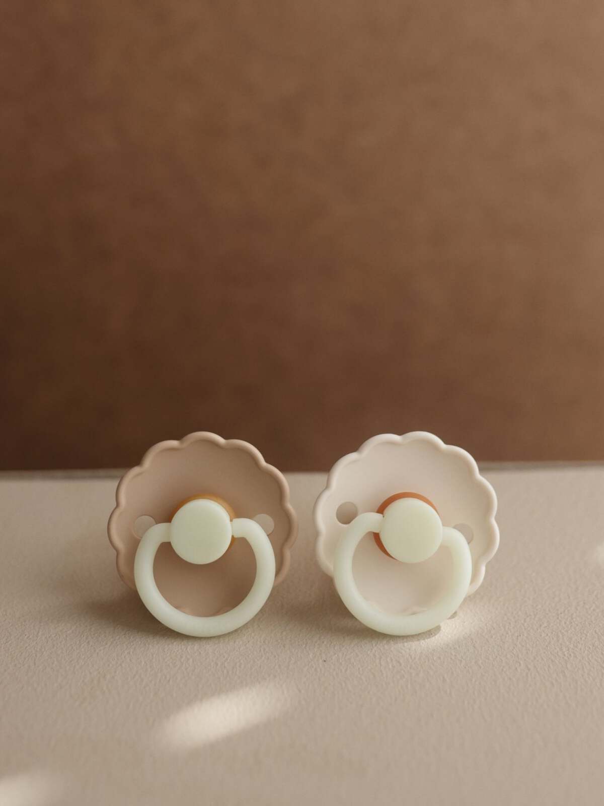 Daisy Night Natural Rubber Pacifier 2-Pack, Croissant/Cream