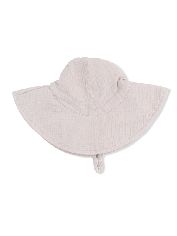 Light pink sun hat with a wide brim, seen from above, featuring a tie at the back. Ideal for sun protection.