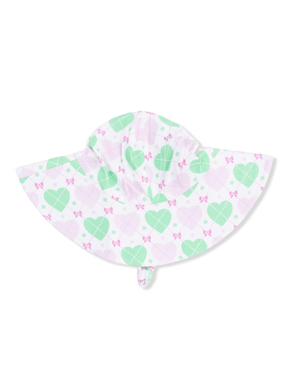 White sun hat with green hearts and pink bows, ideal for kids in sunny weather.