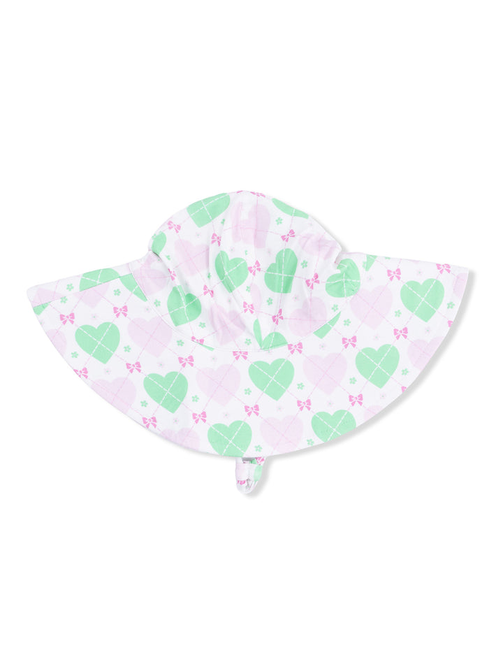 White sun hat with green hearts and pink bows, ideal for kids in sunny weather.