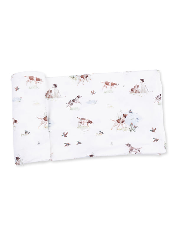 White bedding with illustrated dogs and birds in a playful, nature-inspired design.