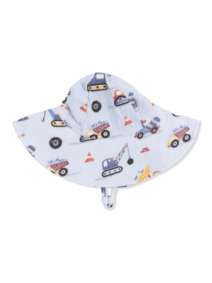 Children's sun hat with a blue pattern featuring construction vehicles and safety cones. Perfect for outdoor play.