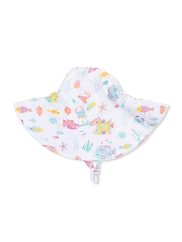 Colorful sun hat with fish and sea-themed patterns, ideal for beach outings or sunny days.